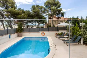 Fully equipped wonderful holiday home with BBQ, private pool & fast internet | Garden view | Pet-friendly - Image 2