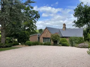 Cottage with garden & jacuzzi | Beach view - Image 2