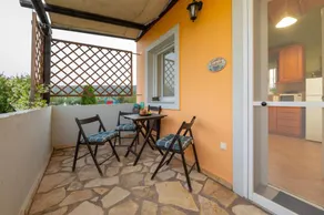 Appartement avec piscine, terrasse et jardin | Vue piscine - Image 3