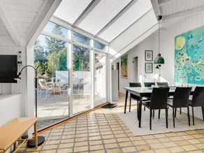 Familienorientiertes Ferienhaus mit Pool und Terrasse - Image 3