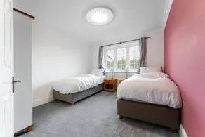 Family-oriented ample house with garden - Image 3