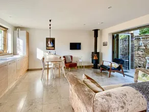 Child-friendly wonderful cottage with garden - Image 2