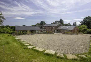 Cottage with jacuzzi & garden - Image 2