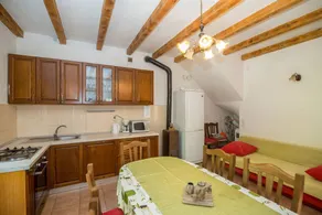 Holiday home with barbecue & garden - Image 4