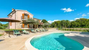 Fully equipped flat with pool, terrace & garden - Image 3