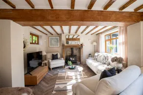 Cottage with hot tub & garden - Image 5