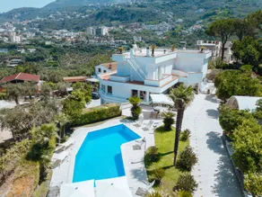 Villa avec jardin, piscine privée et barbecue - Image 2