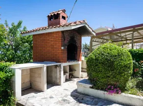 Seaside Getaway Holiday Home with Patio Slatine - Three Bedroom Holiday Home - Image 3