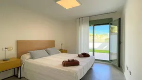 Flat with garden, terrace & pool - Image 4