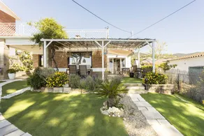 Bonita casa con jardín, piscina privada y vistas al mar, cerca de Barcelona - Image 4