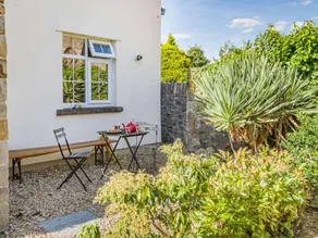 Cottage with garden - Image 2