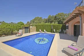 Cottage with garden, BBQ & private pool - Image 4