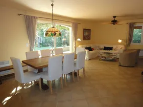 Villa con griglia, piscina e giardino | Vista sul giardino - Image 2
