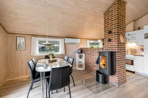 Family-friendly house with terrace | Beach nearby - Image 3