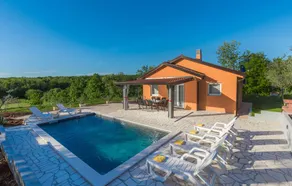 Family-friendly villa with pool & BBQ - Image 2