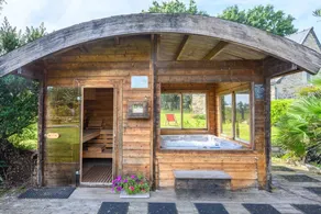 “Petite Maison e Area Benessere” con Jacuzzi, Wi-Fi, Terrazza e Giardino Privato - Image 5