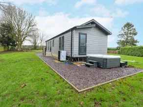 Cottage with garden & hot tub - Image 3