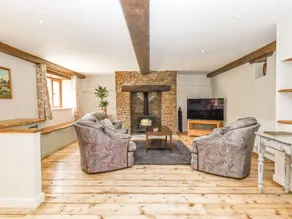 Family-oriented cottage with garden - Image 3