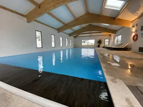 Fully equipped chalet with garden, pool & terrace - Image 5