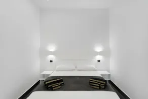 Black and White Guesthouse - Image 2