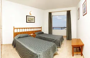 Flat with garden, terrace & pool - Image 4