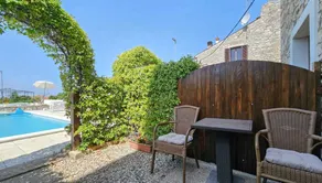 Apartment mit Pool, Terrasse und Garten - Image 3