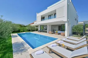 Villa with garden, private pool & terrace - Image 2