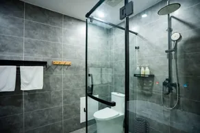 Heinemann Hotel Sunny King Zimmer ohne Badewanne A308 – mit Whirlpool und lokalem - Image 4