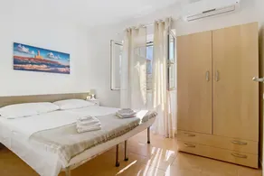 Flat with BBQ, terrace & garden | Garden view - Image 4
