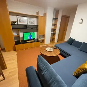 Apartment with garden - Image 4