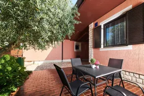 Apartment with garden, barbecue & terrace - Image 5
