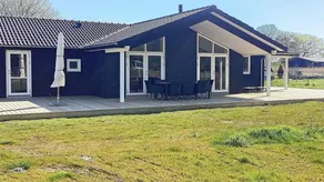 Holiday home with sauna, BBQ & jacuzzi | Beach nearby - Image 3