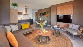 Apartment with terrace & pool - Image 2