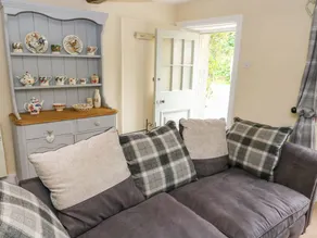 Family-friendly lovely cottage with garden - Image 5