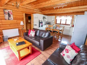 Cottage with pool, hot tub & garden - Image 3