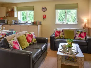 Family-friendly beautiful cottage with garden & pool | Dogs allowed - Image 3