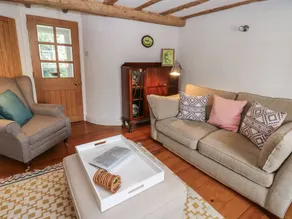 Child-friendly lovely cottage with terrace - Image 4