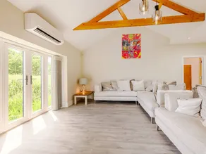 Cottage with garden & jacuzzi - Image 3
