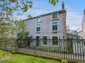 Cottage with garden - Image 2