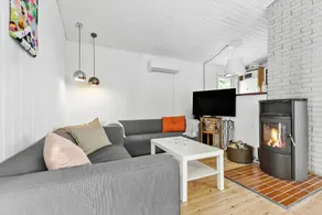 Holiday home with terrace & pool - Image 3