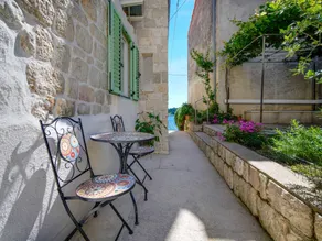 Apartment with terrace & garden - Image 2