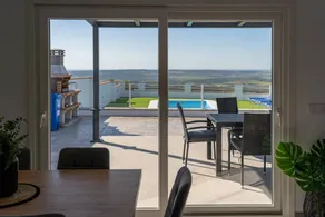 Maison avec barbecue, piscine et terrasse | Vue montagne | Adaptée au travail à distance - Image 4