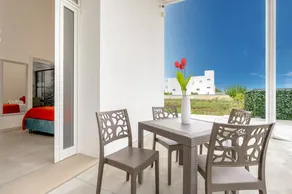 Habitación en casa de familia con jardín | Vistas al jardín | Ideal para teletrabajar - Image 2