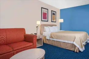 Norwood Inn & Suites La Crosse - Image 3