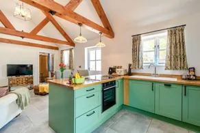 Cottage with garden & hot tub - Image 4