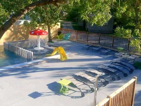 Family-oriented tent with terrace & heated pool - Image 3