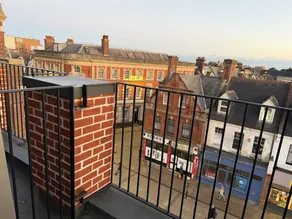 Apartment mit 2 Schlafzimmern, Balkon, Doppelbett und Einzelbett im Wohnzimmer - Image 3