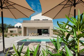 Villa con barbacoa, piscina y jardín | Vistas a la piscina - Image 2