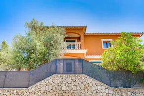 Children-friendly beautiful villa with private pool, garden & jacuzzi | Suitable for remote work | Pet-friendly - Image 5