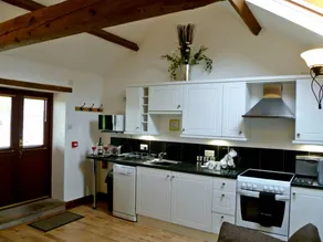 Cottage with garden - Image 3